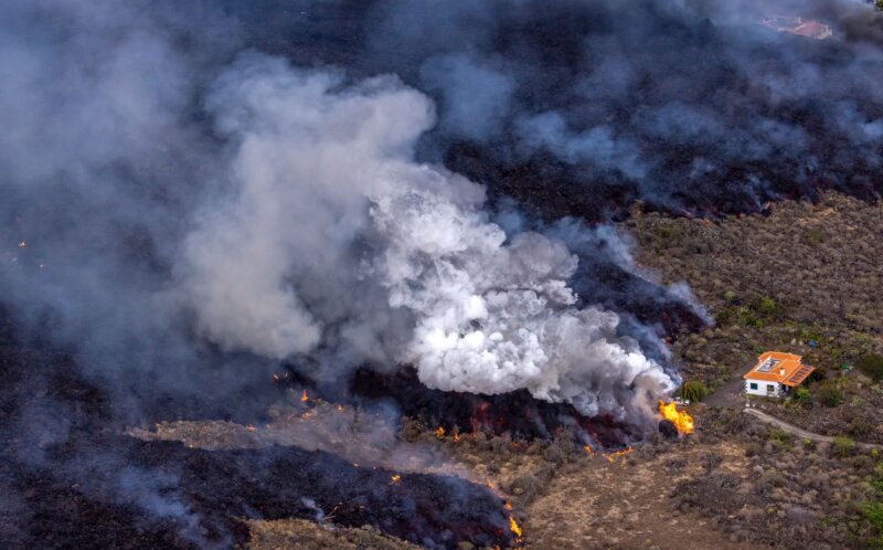 Presentan querella criminal contra cargos públicos y científicos por la gestión de la erupción volcánica de La Palma