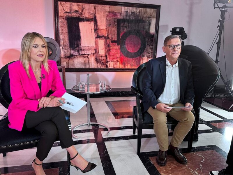 Estíbaliz Pérez y Miguel Guedes fueron los encargados de entrevistar este miércoles al Presidente de Canarias, Ángel Víctor Torres, en la sede de Presidencia de Las Palmas de Gran Canaria / RTVC