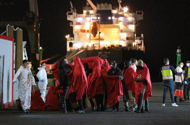 Llegan 158 migrantes en tres embarcaciones a Canarias