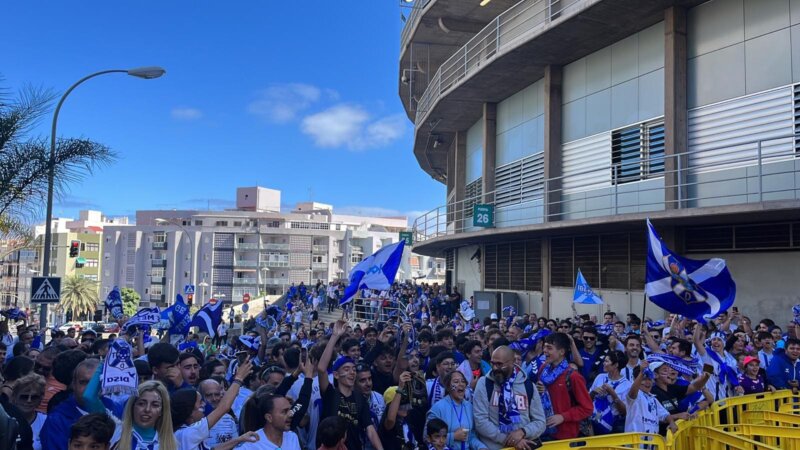 Afición del CD Tenerife en las inmediaciones del estadio