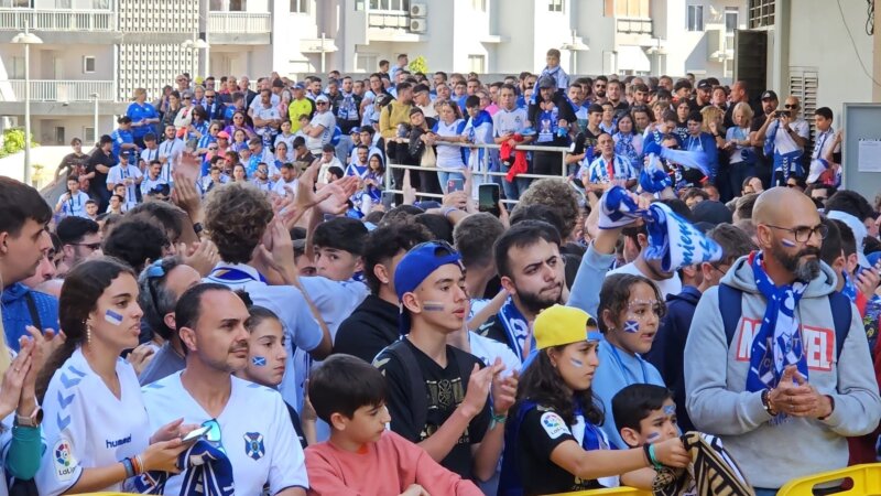 Afición del CD Tenerife en las inmediaciones del estadio