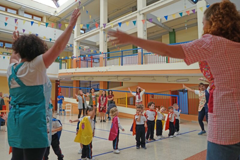 Los alumnos de un colegio de Gran Canaria bailan a ritmo de Superbi