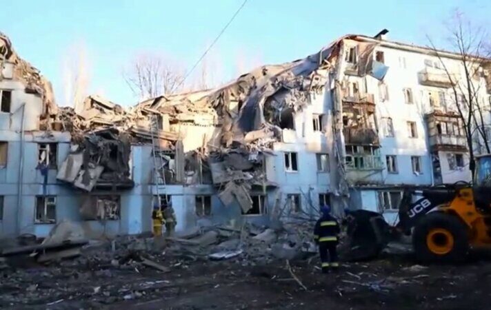 Cuatro fallecidos y cinco desaparecidos en el ataque ruso contra barrios residenciales de Zaporiyia