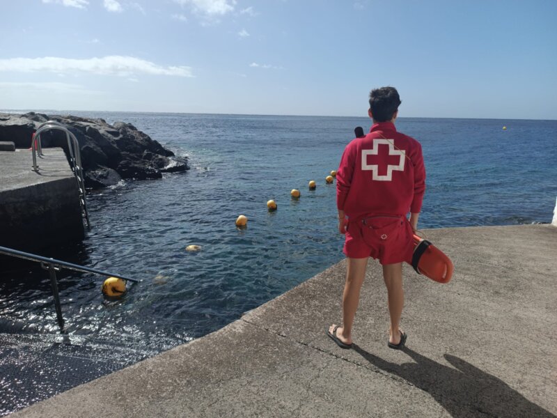 Cruz Roja prestará sus servicios en 39 playas y piscinas de Canarias en Semana Santa