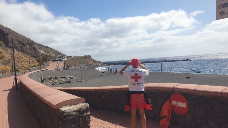 Cruz Roja prestará sus servicios en 39 playas y piscinas de Canarias en Semana Santa