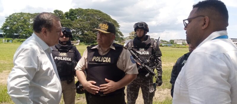El ministro del Interior de Ecuador, Juan Zapata, con la Policía en Esmeraldas. EP