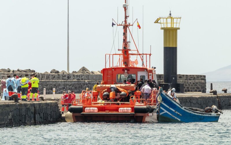 Llegan a Lanzarote los 47 migrantes rescatados a bordo de una patera al norte de Órzola