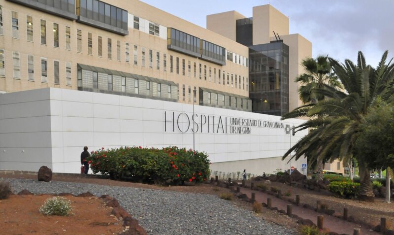 Los trabajadores del Hospital Doctor Negrín llevan cuatro meses sin cobrar