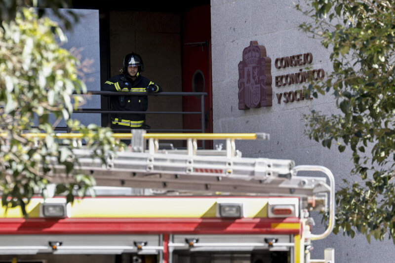 Extinguen un incendio en la sede del Centro Económico y Social en Madrid