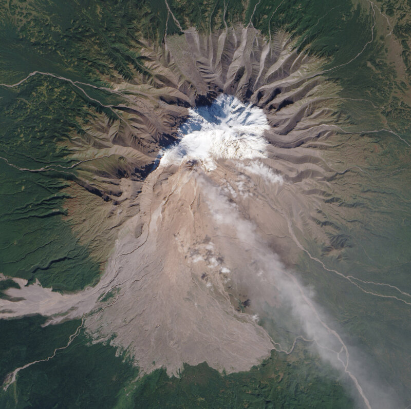 El volcán Shiveluch, situado en la península de Kamchatka, en el este de Rusia
