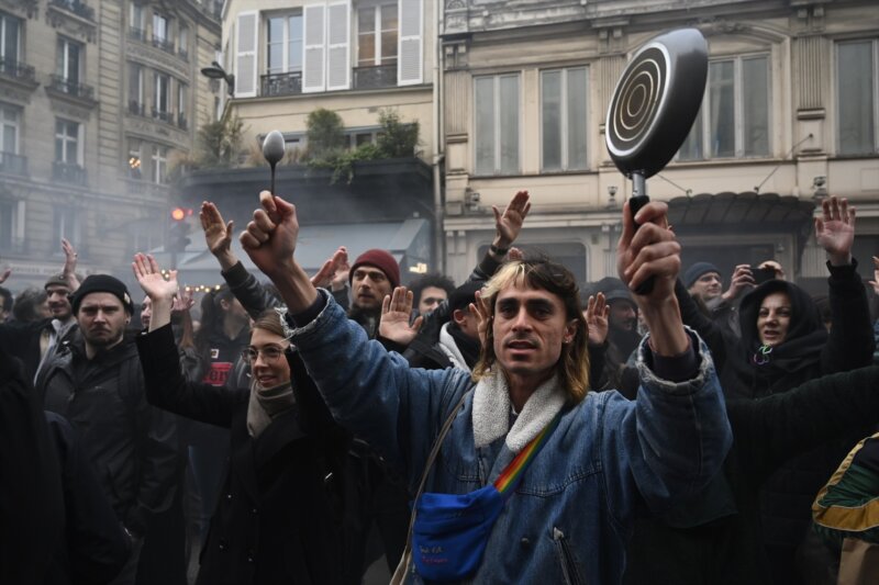 Caceroladas y disturbios en Francia en el discurso de Macron