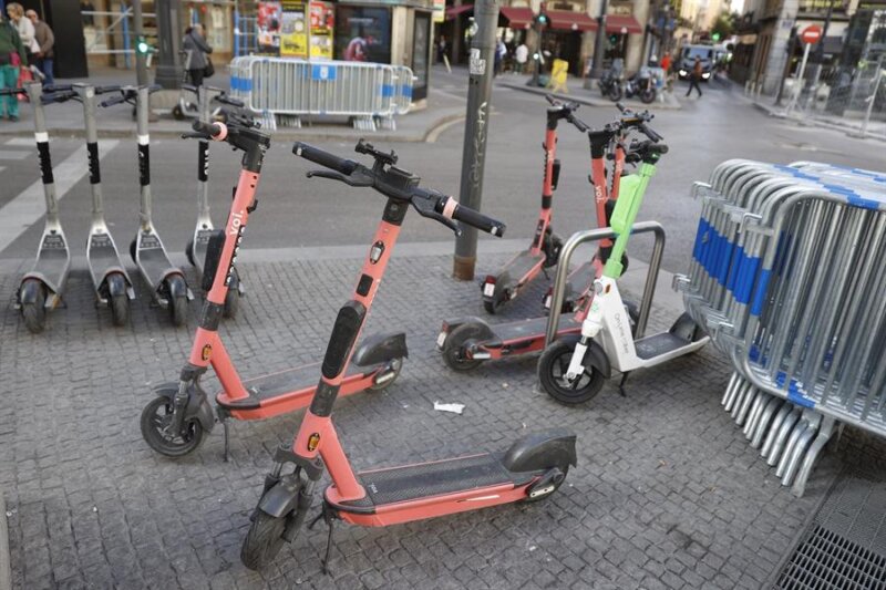 La DGT recuerda en una campaña que los patinetes no pueden circular por la acera