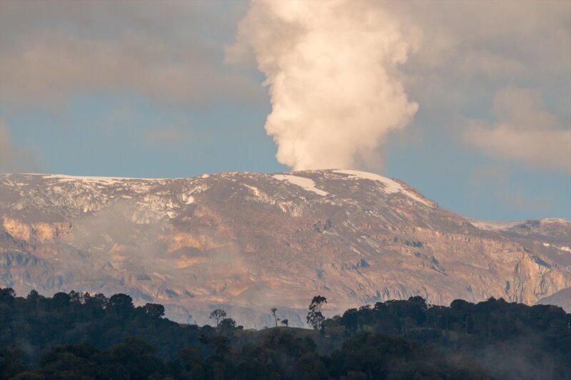 El volcán del Nevado del Ruiz incrementa su actividad en Colombia