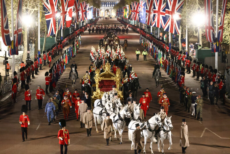 La carroza real también ha participado en el ensayo general durante la noche en Londres, Gran Bretaña, el 3 de mayo de 2023. REUTERS/Henry Nicholls