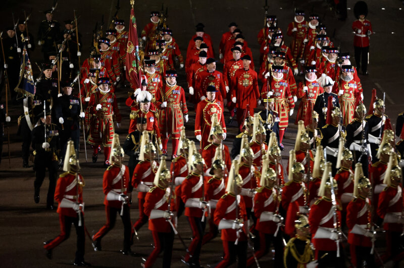 Miembros de la Guardia Real británica ensayan por los alrededores de Buckingham. Londres, Gran Bretaña, 3 de Mayo de 2023. Reuters / Henri Nicolls 