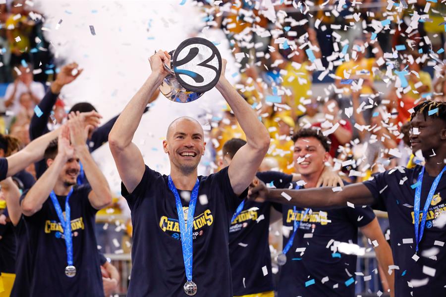 LAS PALMAS DE GRAN CANARIA, 03/05/2023.- El capitán del Gran Canaria, Oliver Stevic, celebra que el equipo se ha proclamado este miércoles campeón de la Eurocopa de baloncesto por primera vez en su historia en una final épica y agónica frente al Turk Telekom de Ankara, que apretó hasta el final en el Arena, pero que terminó capitulando ante la solidez de su rival en los momentos claves de una noche mágica para el club claretiano (71-67). EFE/ Elvira Urquijo A.