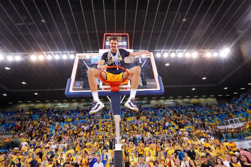 LAS PALMAS DE GRAN CANARIA, 03/05/2023.- El jugador del Gran Canaria Nico Brussino celebra que el equipo se ha proclamado este miércoles campeón de la Eurocopa de baloncesto por primera vez en su historia en una final épica y agónica frente al Turk Telekom de Ankara, que apretó hasta el final en el Arena, pero que terminó capitulando ante la solidez de su rival en los momentos claves de una noche mágica para el club claretiano (71-67). EFE/ Elvira Urquijo A.