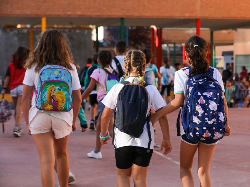 Tres niñas a su llegada al colegio CEIP Hernán Cortés. Marta Fernández / Europa Press (Foto de ARCHIVO) 07/9/2022