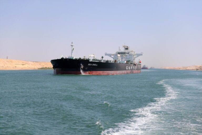 Reflotan con éxito un carguero varado en el Canal de Suez