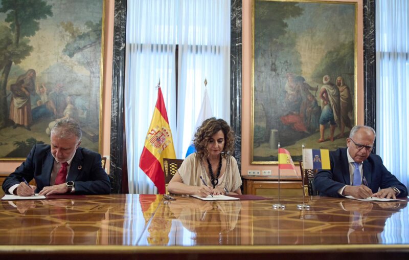 Momento de la firma del acuerdo entre Gobierno de España, Gobierno de Canarias y Cabildo de La Gomera para convertir a La Gomera en isla sostenible / Cabildo de La Gomera