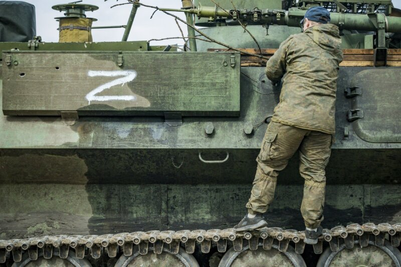 Soldado ucraniano en un vehículo blindado capturado con el símbolo Z del ejército ruso en Kharkiv, Ucrania. EP