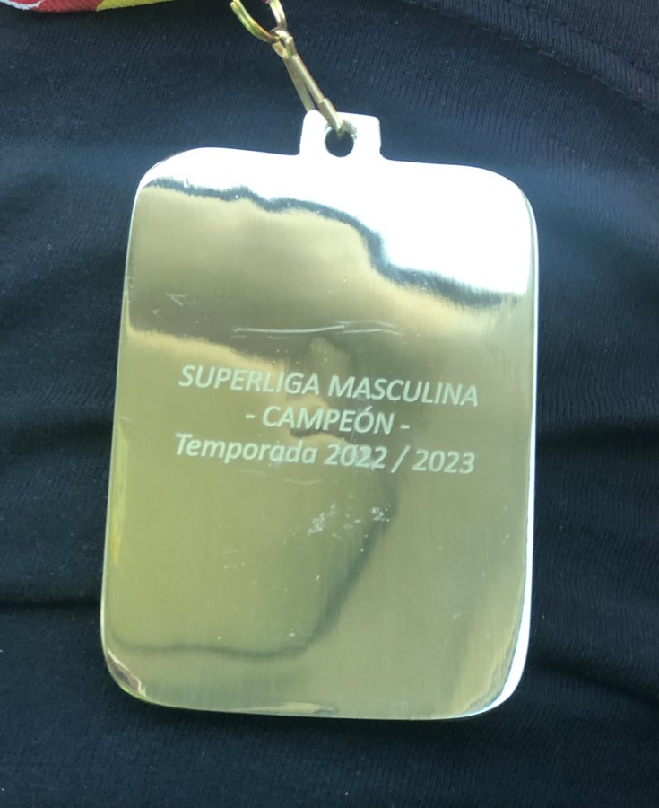 Inscripción en las medallas de las campeonas de la Liga Iberdrola como campeonas de la SuperLiga Masculina temporada 2022/2023