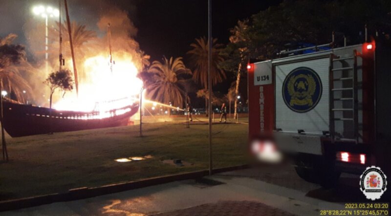 Incendio de la réplica de 'La Niña' durante esta madrugada / Imagen Policía Portuaria de Las Palmas