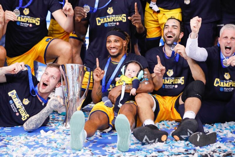 LAS PALMAS DE GRAN CANARIA, 03/05/2023.- Los jugadores y técnicos del Gran Canaria celebran que el equipo se ha proclamado este miércoles campeón de la Eurocopa de baloncesto por primera vez en su historia en una final épica y agónica frente al Turk Telekom de Ankara, que apretó hasta el final en el Arena, pero que terminó capitulando ante la solidez de su rival en los momentos claves de una noche mágica para el club claretiano (71-67). EFE/ Elvira Urquijo A.
