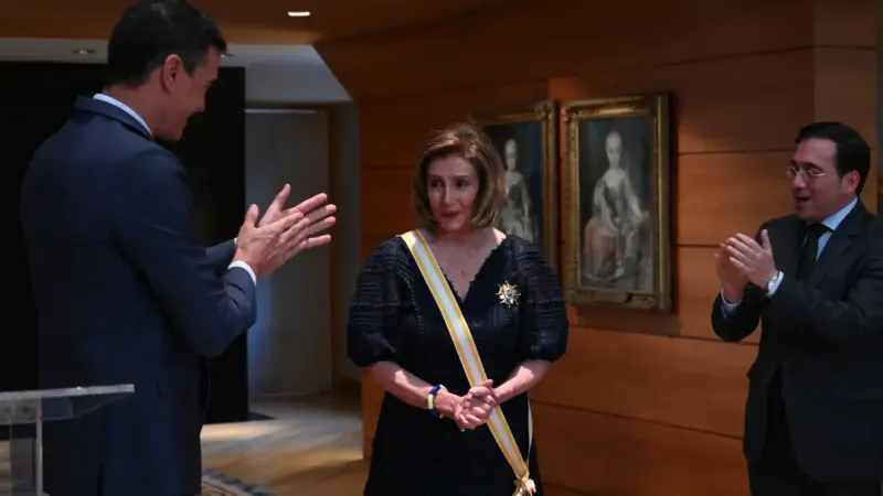 Pedro Sánchez entrega una condecoración a Nancy Pelosi por su defensa de la democracia