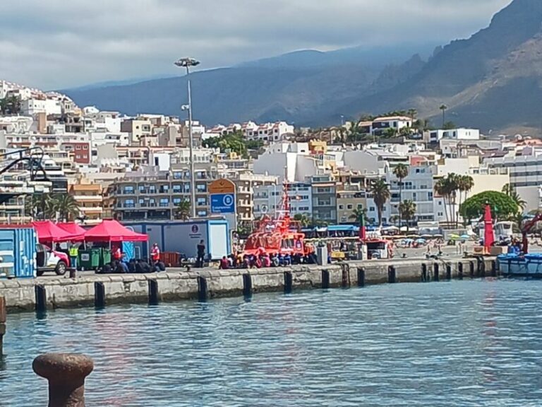 Arriba un cayuco por sus propios medios a Tenerife con 67 ocupantes, 18 de ellos menores