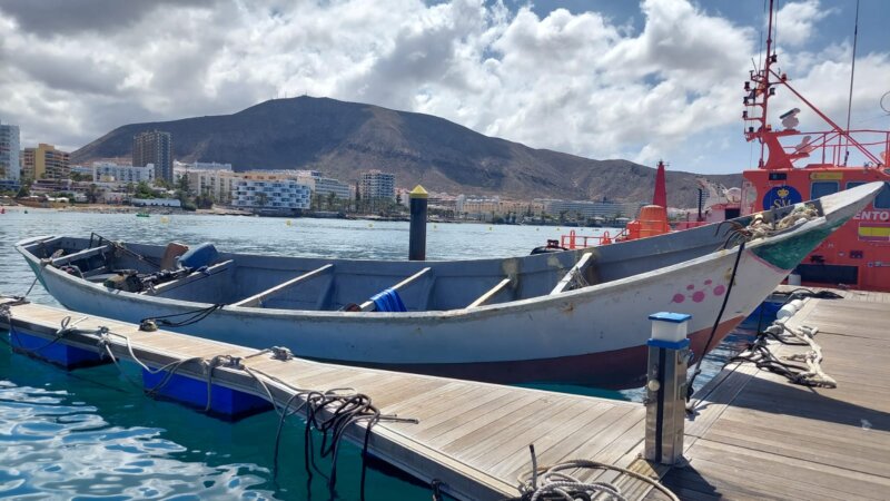 Patera vacía Los Cristianos. Cruz Roja.