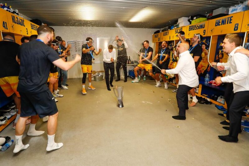 LAS PALMAS DE GRAN CANARIA, 03/05/2023.- Los jugadores y técnicos del Gran Canaria celebran que el equipo se ha proclamado este miércoles campeón de la Eurocopa de baloncesto por primera vez en su historia en una final épica y agónica frente al Turk Telekom de Ankara, que apretó hasta el final en el Arena, pero que terminó capitulando ante la solidez de su rival en los momentos claves de una noche mágica para el club claretiano (71-67). EFE/ Elvira Urquijo A.