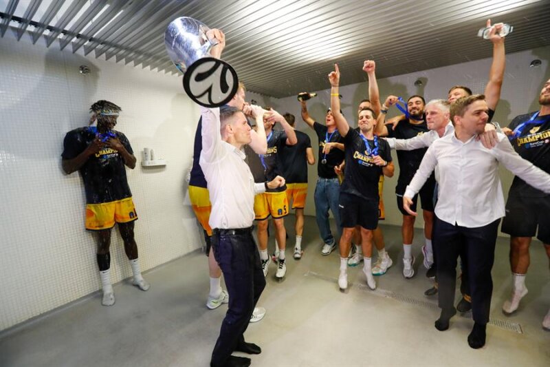 LAS PALMAS DE GRAN CANARIA, 03/05/2023.- Los jugadores y técnicos del Gran Canaria celebran que el equipo se ha proclamado este miércoles campeón de la Eurocopa de baloncesto por primera vez en su historia en una final épica y agónica frente al Turk Telekom de Ankara, que apretó hasta el final en el Arena, pero que terminó capitulando ante la solidez de su rival en los momentos claves de una noche mágica para el club claretiano (71-67). EFE/ Elvira Urquijo A.