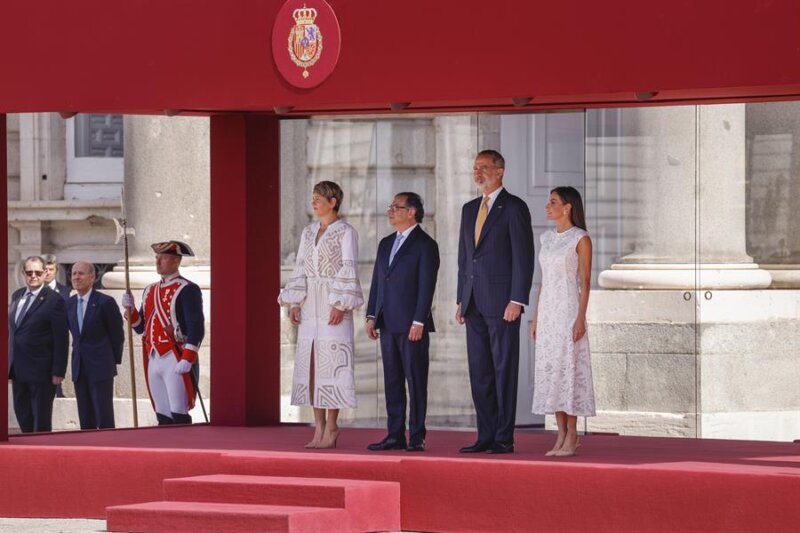 Los reyes reciben con honores al presidente colombiano