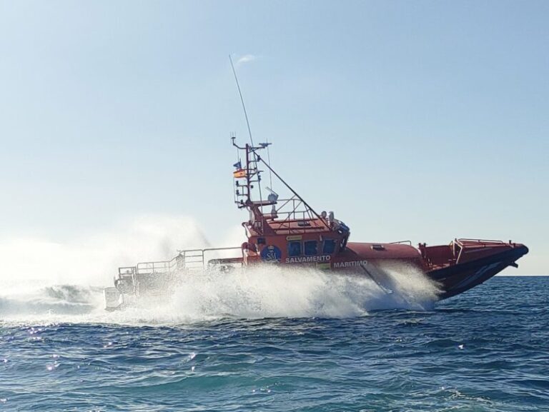 Rescatada una neumática con 47 inmigrantes al este de Lanzarote
