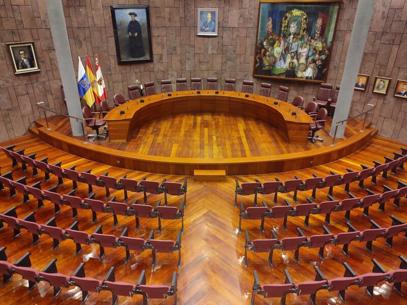 Fecha y hora de constitución del Cabildo de La Gomera. En la imagen Salón de Plenos Cabildo de La Gomera