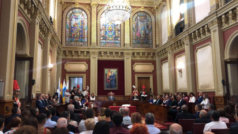 Interior del pleno del Ayuntamiento de Santa Cruz de Tenerife minutos antes de su constitución / RTVC
