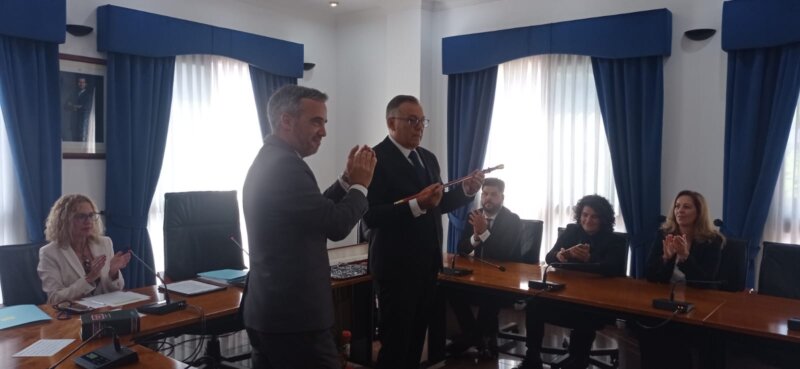 Juan Ramos (CC) nuevo alcalde de San Juan de la Rambla con el bastón de mando / RTVC