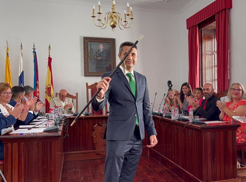 Jesús González, alcalde de Agate, con el bastón de mando / Ayuntamiento de Agaete