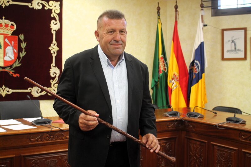 Matías Peña, alcalde de Antigua (Fuerteventura) con el bastón de mando / Ayuntamiento de Antigua
