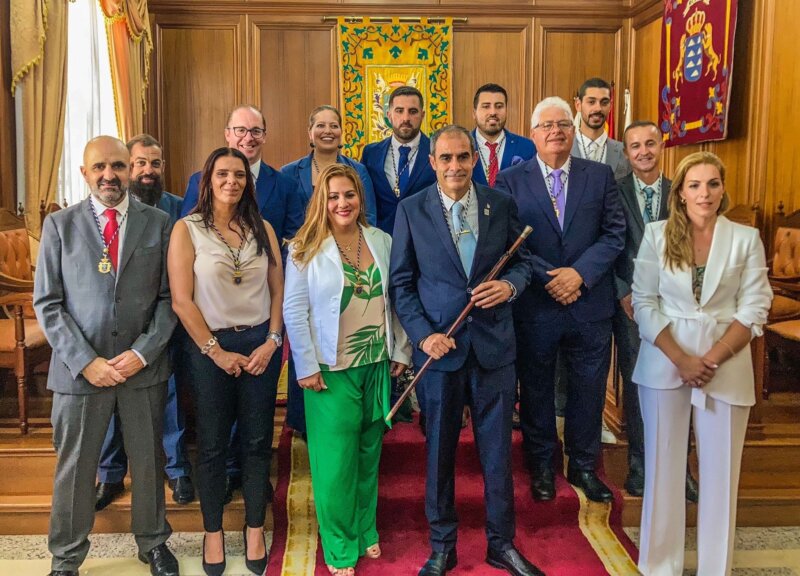Carlos Brito, con el bastón de mando, con el nuevo grupo de gobierno en Valverde