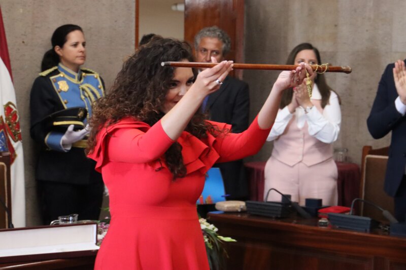 Jennifer Miranda, nueva alcaldesa de Granadilla de Abona, con el bastón de mando