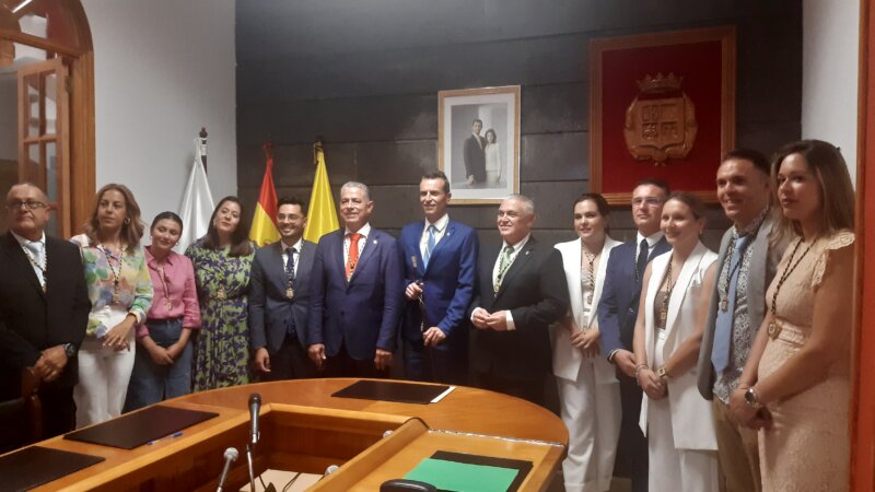 Víctor Hernández, alcalde de La Aldea de San Nicolás, con el nuevo grupo de gobierno