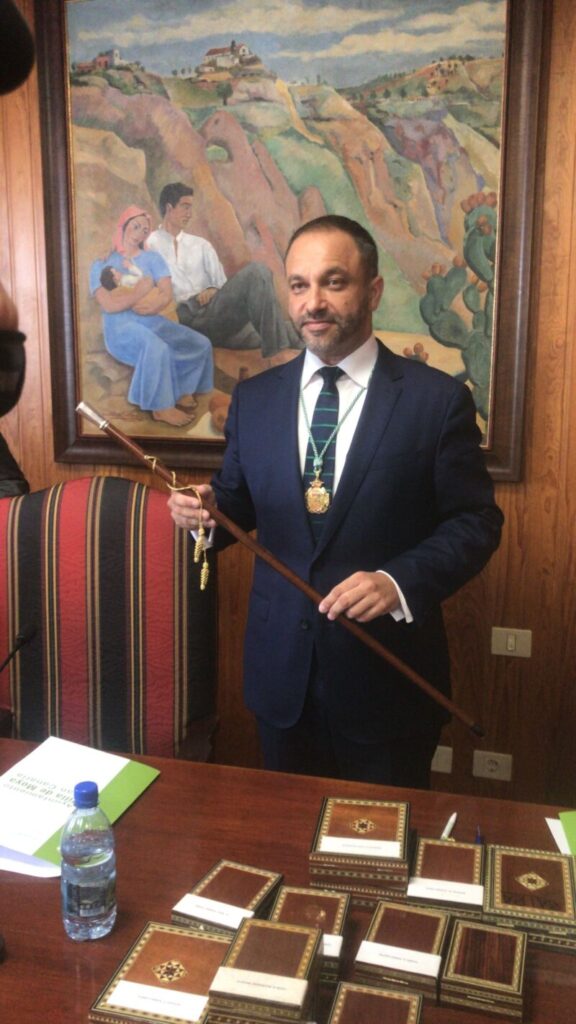 Raúl Afonso, alcalde de Moya (Gran Canaria) con el bastón de mando del municipio