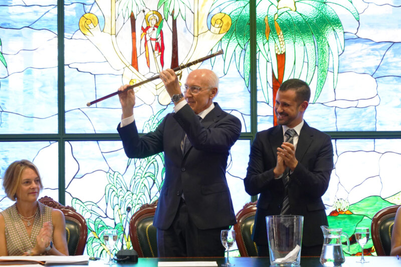 Juan Acosta (AISU) con el bastón de mando de Santa Úrsula (Tenerife) / Ayuntamiento de Santa Úrsula