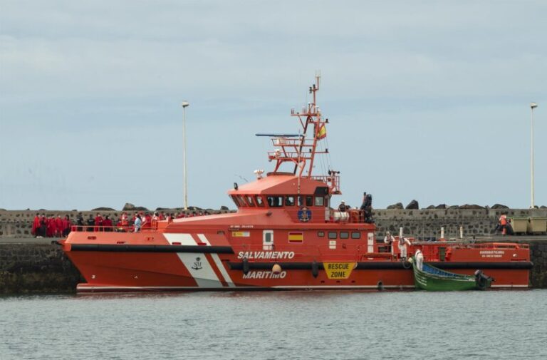 Rescatan una neumática en Lanzarote con 51 personas a bordo