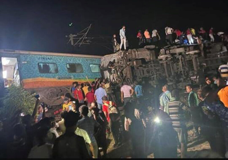 Al menos 233 muertos por un accidente de tren en la India