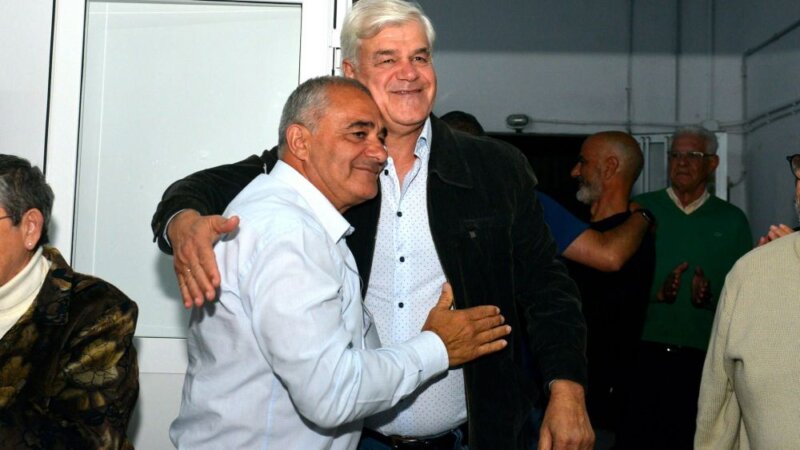 Javier Armas (AHI), a la izquierda de la imagen, recibe la felicitación de Alpidio Armas (PSOE), a la derecha de la imagen, tras conocer los resultados del 28M / EFE 