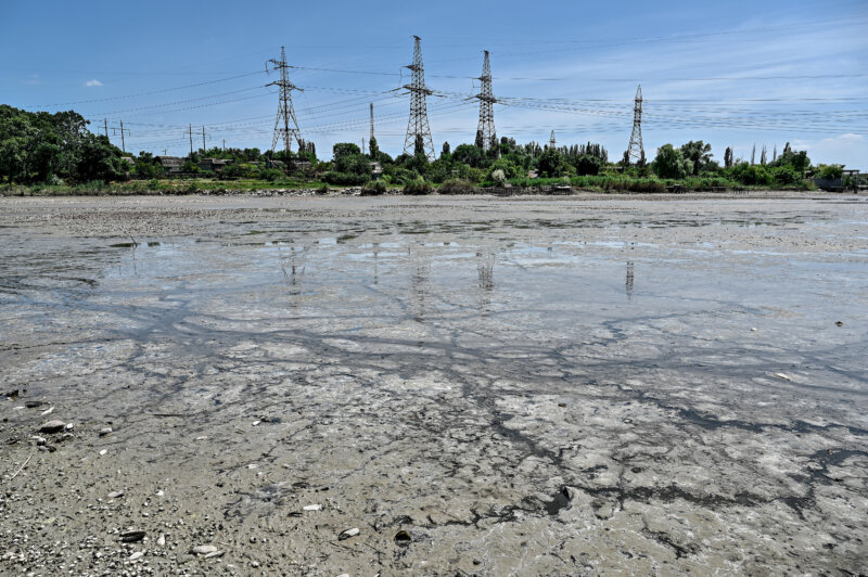 Torres de transmisión junto a la destruida presa de Kajovka (Ucrania) - Europa Press