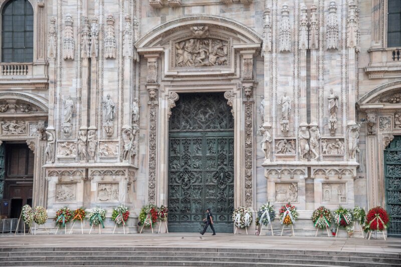 Imagen del exterior de la Catedral de Milán donde se celebrará el funeral de estado por el ex primer ministro italiano Silvio Berlusconi / Europa Press / Claudio Furlan / LaPresse 